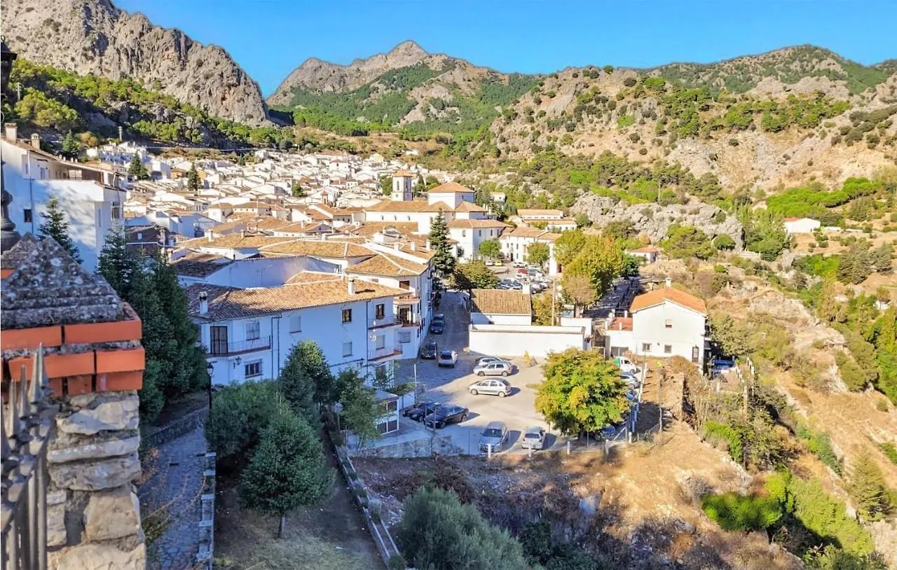 Awesome Apartment In Grazalema With Kitchenette 0*,